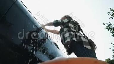 八岁的女孩用肥皂和海绵洗了一辆车